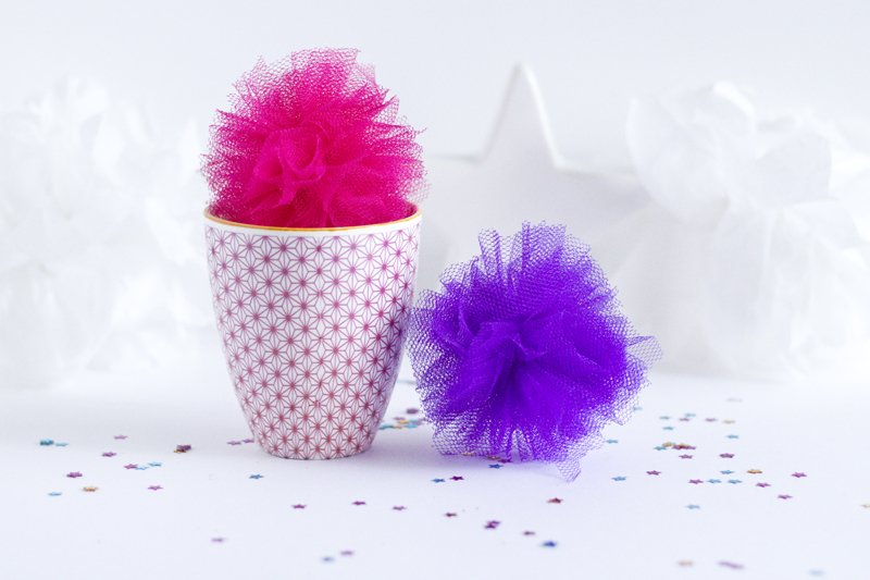 DIY pompons colorés en tulle - paperboat.fr