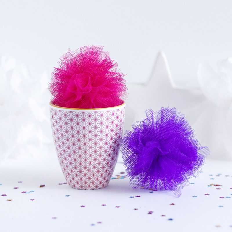 DIY pompons colorés en tulle - paperboat.fr