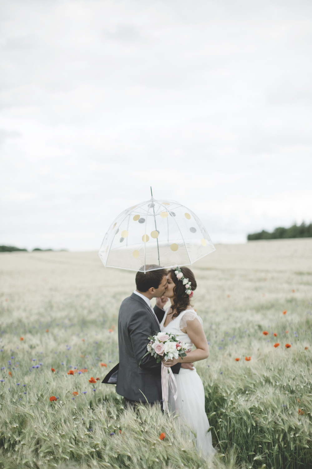 DIY parapluie à pois dorés - mariage par Céline Marks - www.paperboat.fr