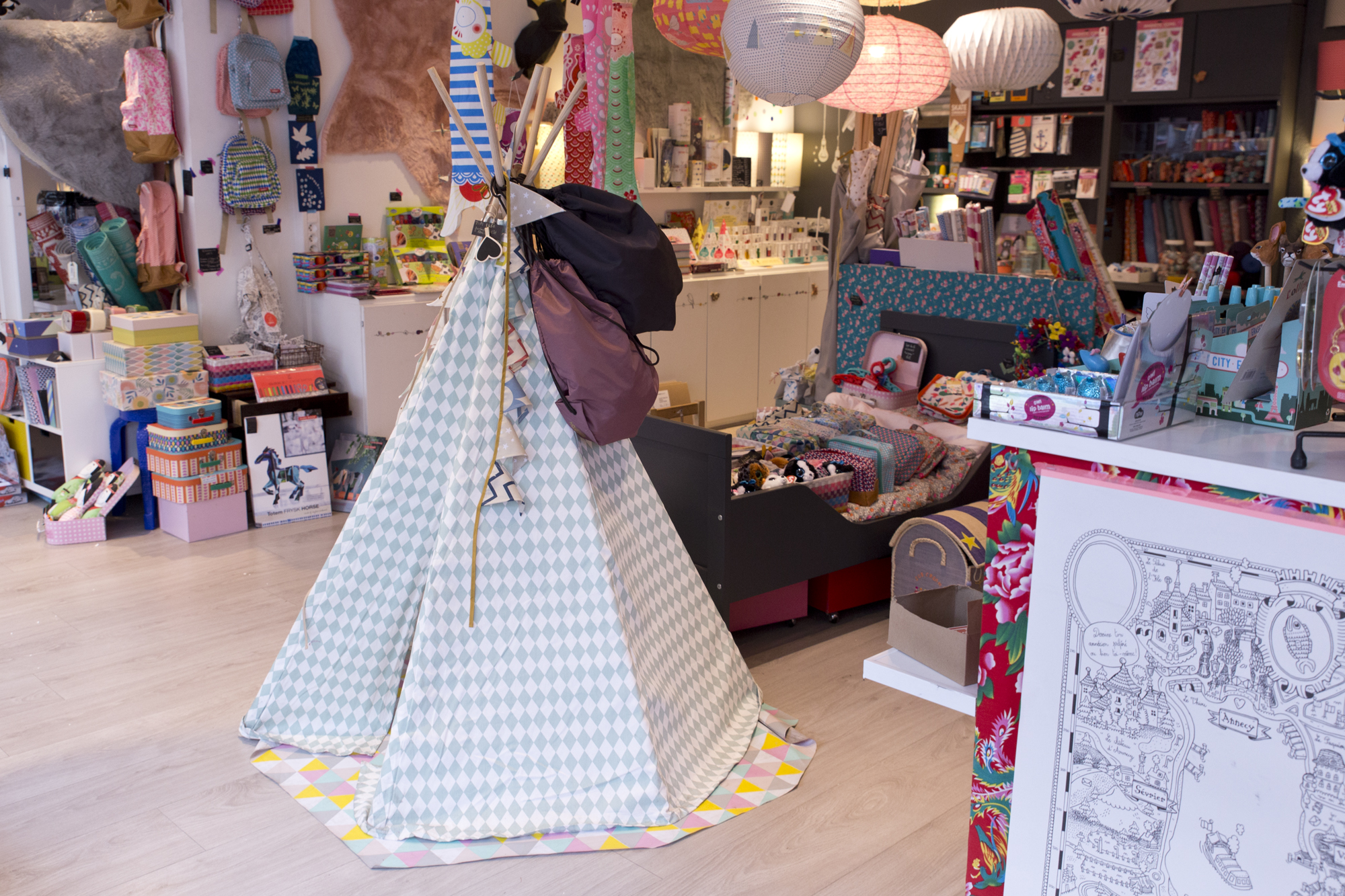Au pays des miniz - City Guide Annecy - www.paperboat.fr